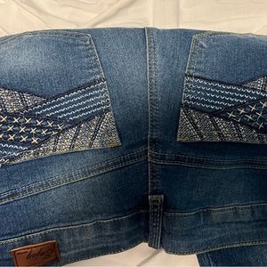 Fits a little bigger will take any offers they are capris!